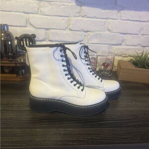 Kendall + Kylie Women's White Faux Leather Hunt2 Combat Lug Sole Boot